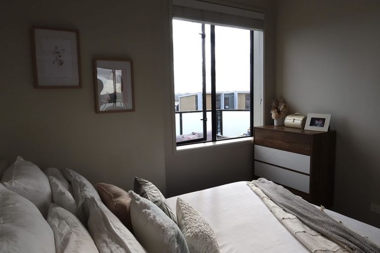 Photo of property in 3/22 Kerewhenua Crescent, Hobsonville, 0616