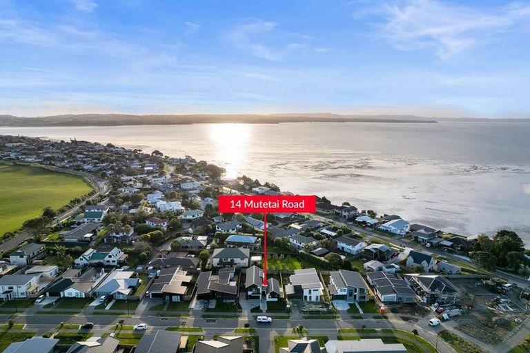 Photo of property in 14 Mutetai Road, Clarks Beach, 2122