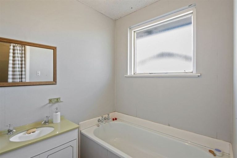 Photo of property in 62 Frensham Crescent, Woolston, Christchurch, 8062