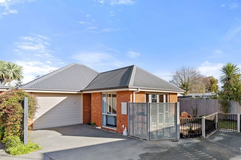 Photo of property in 2/31 Tuckers Road, Redwood, Christchurch, 8051