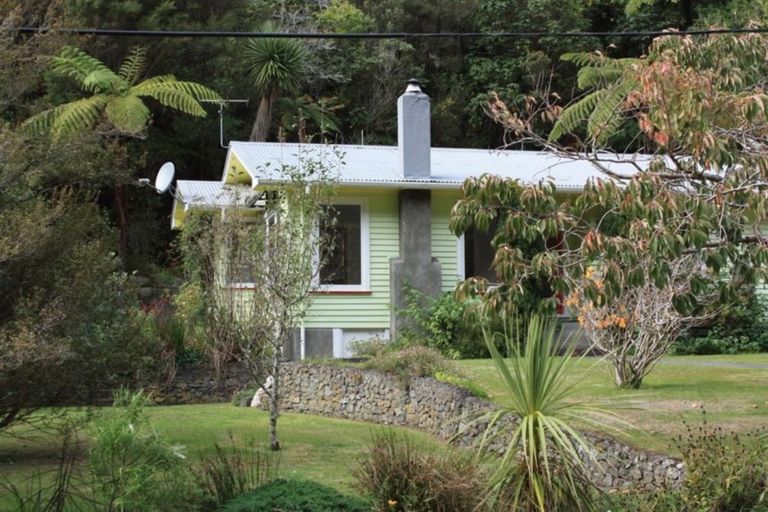 Photo of property in 139 Pinehaven Road, Pinehaven, Upper Hutt, 5019