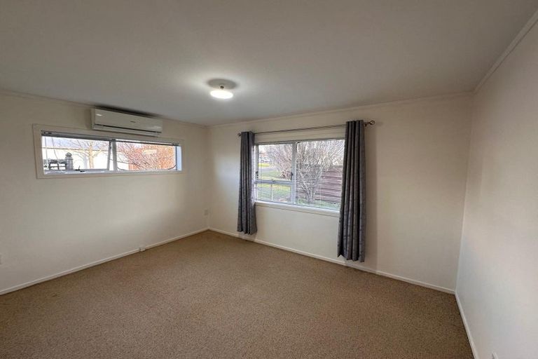 Photo of property in 2/136 Chivalry Road, Glenfield, Auckland, 0629
