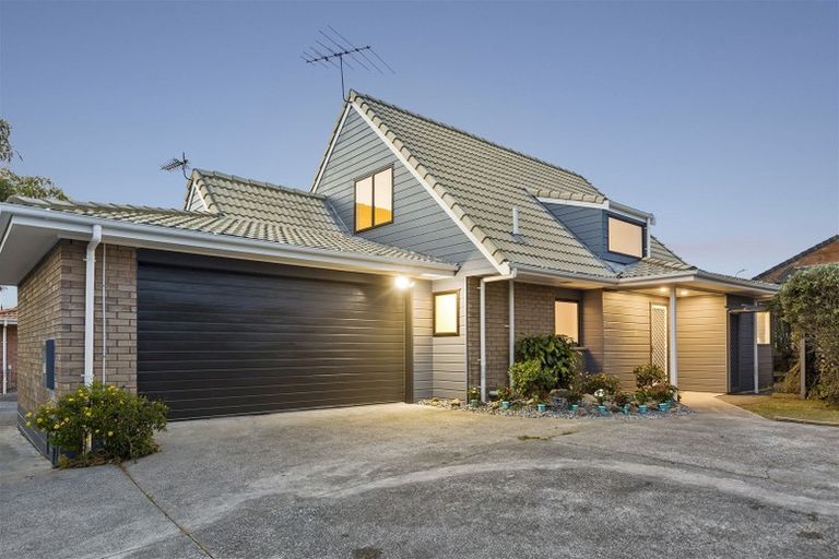 Photo of property in 1/13 Pinewood Grove, Botany Downs, Auckland, 2010