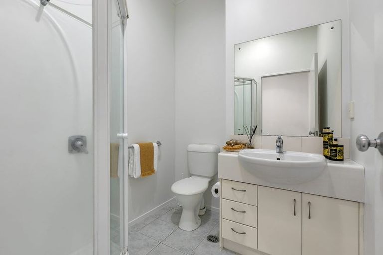 Photo of property in 8e/20 Ian Marwick Place, Birkenhead, Auckland, 0626