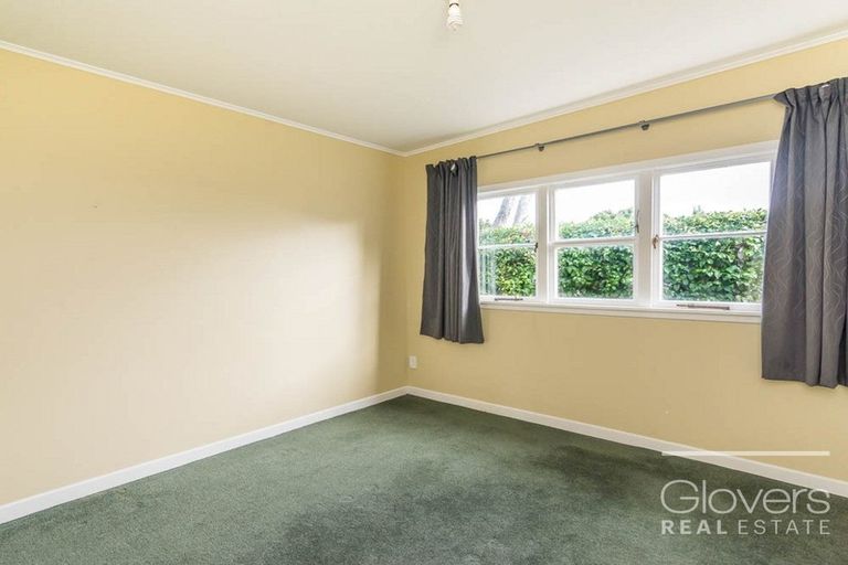 Photo of property in 2/10 Gaede Terrace, Sunnyvale, Auckland, 0612