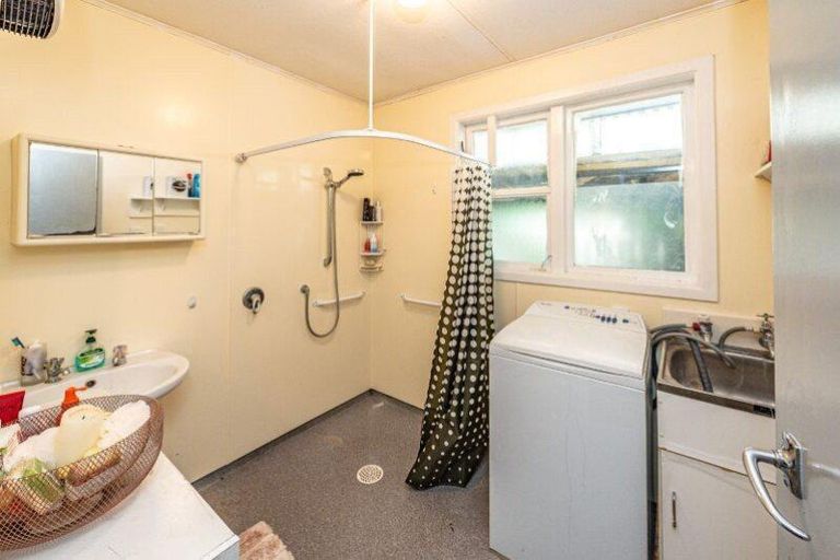 Photo of property in 64 Wikitoria Road, Putiki, Whanganui, 4501