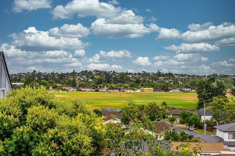 Photo of property in 28 Lewisham Street, Highland Park, Auckland, 2010