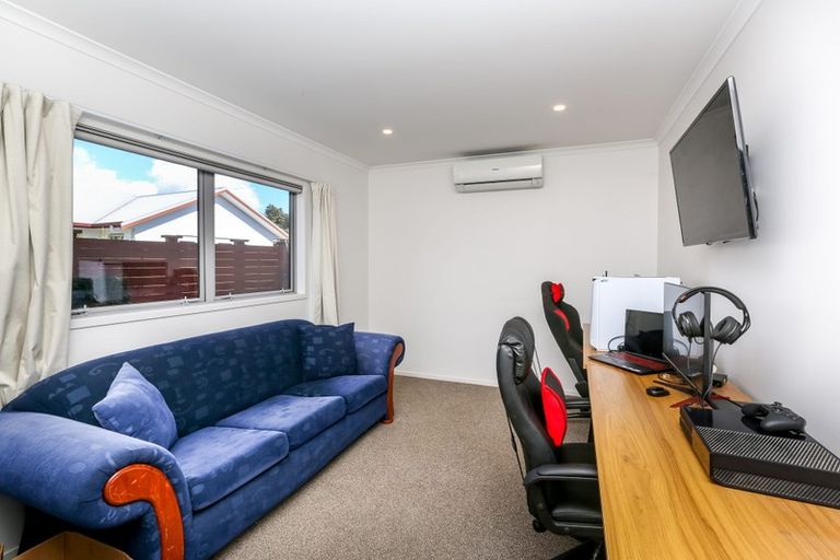 Photo of property in 2a Portland Drive, Highlands Park, New Plymouth, 4312
