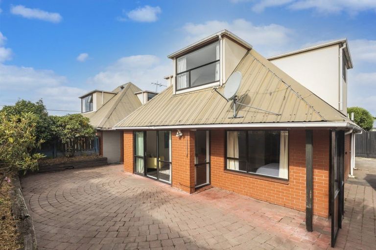 Photo of property in 2/49 Searells Road, Strowan, Christchurch, 8052