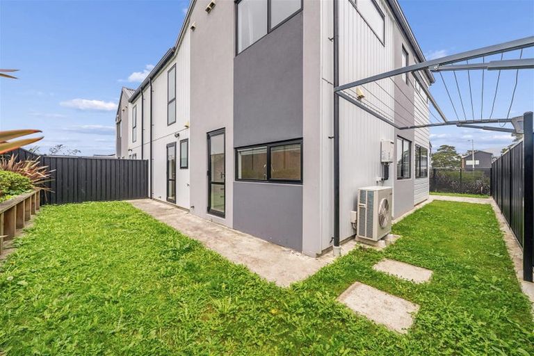 Photo of property in 8 Desert Gold Lane, Wallaceville, Upper Hutt, 5018
