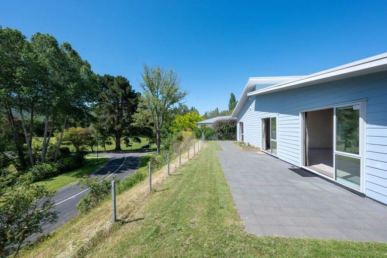 Photo of property in 2 Lakemere Way, Kinloch, Taupo, 3377