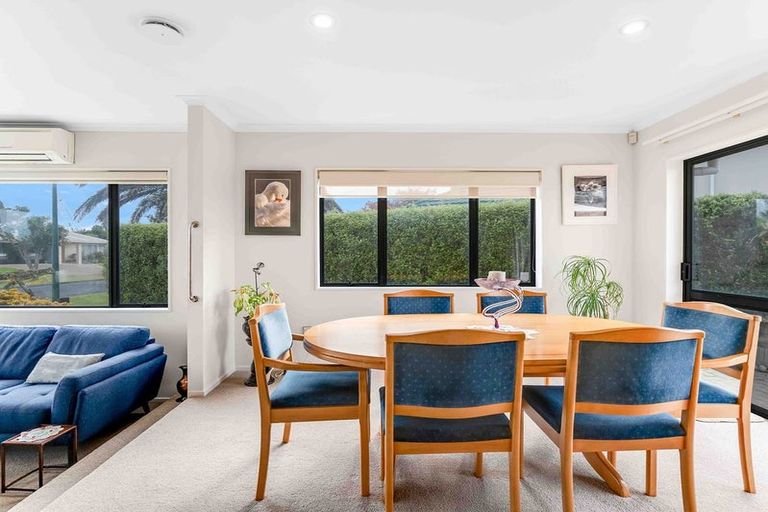 Photo of property in 32 Connemara Court, West Harbour, Auckland, 0618