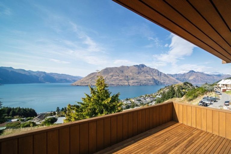 Photo of property in 128 Wynyard Crescent, Fernhill, Queenstown, 9300