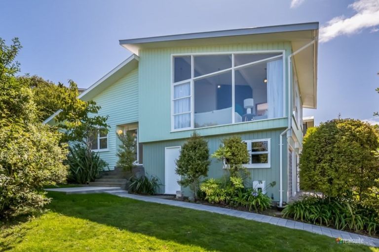 Photo of property in 225 Dowse Drive, Maungaraki, Lower Hutt, 5010