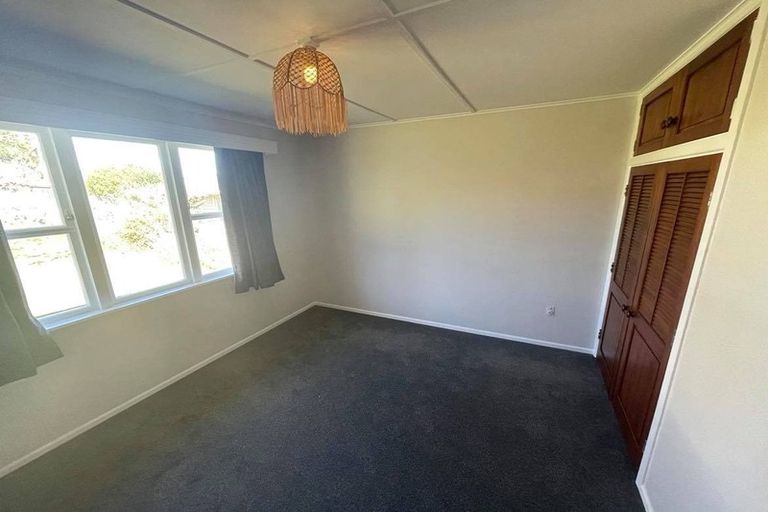 Photo of property in 73 Victory Crescent, Tawa, Wellington, 5028