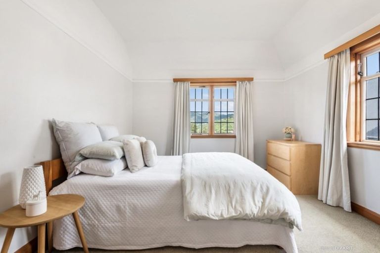 Photo of property in 10 Newcombe Crescent, Karori, Wellington, 6012