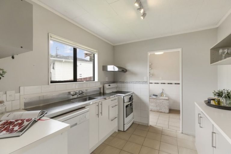 Photo of property in 3 Meadowvale Rise, Titirangi, Auckland, 0604