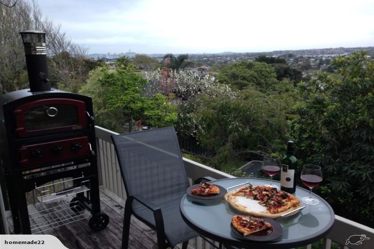 Photo of property in 2/218 East Coast Road, Forrest Hill, Auckland, 0620