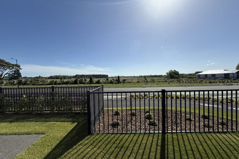 Photo of property in 2 Paradise Way, Halswell, 8025
