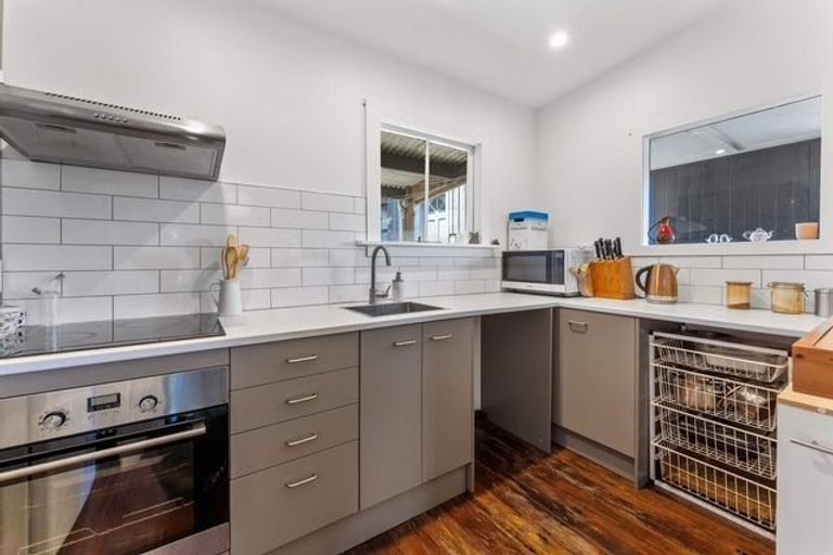 Photo of property in 352 Motutara Road, Muriwai, 0881