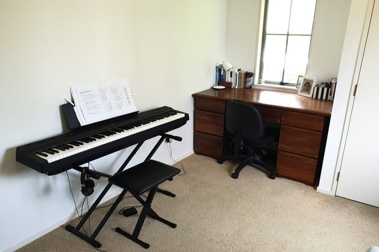 Photo of property in 15 Cayman Place, Unsworth Heights, Auckland, 0632