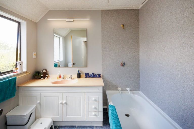 Photo of property in 22 Truscott Grove, Awapuni, Palmerston North, 4412