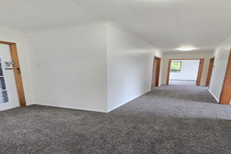 Photo of property in 16 Enderby Drive, Te Atatu Peninsula, Auckland, 0610