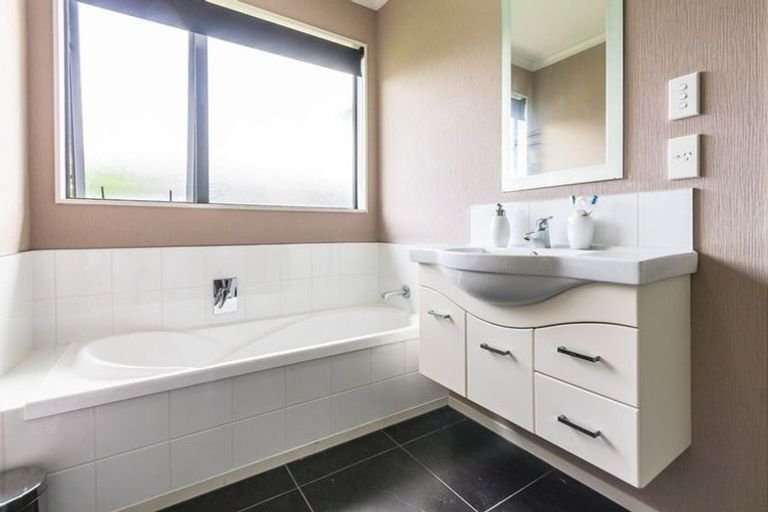 Photo of property in 9 Angelina Way, Kelvin Grove, Palmerston North, 4414