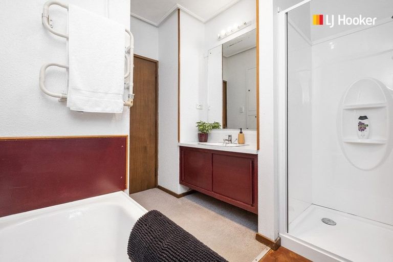 Photo of property in 122 Larnach Road, Vauxhall, Dunedin, 9013