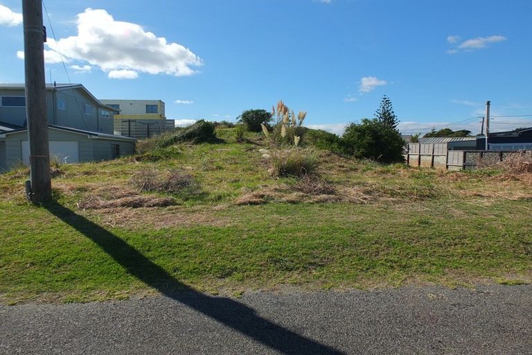 Photo of property in 37 Marine Parade South, Foxton Beach, Foxton, 4815