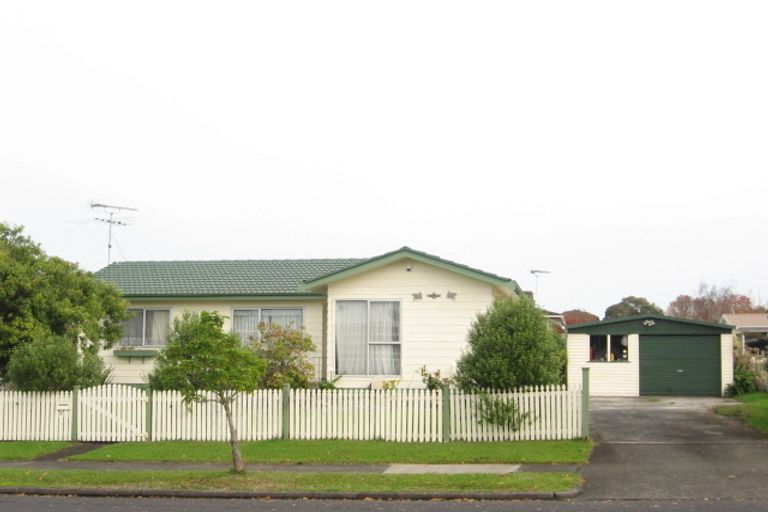 Photo of property in 2 Fiesta Drive, Half Moon Bay, Auckland, 2012
