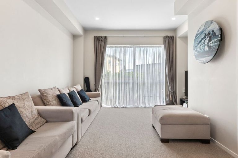 Photo of property in 24/11 Ray Small Drive, Papakura, 2110