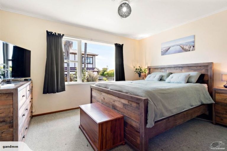 Photo of property in 90 Gloria Avenue, Te Atatu Peninsula, Auckland, 0610