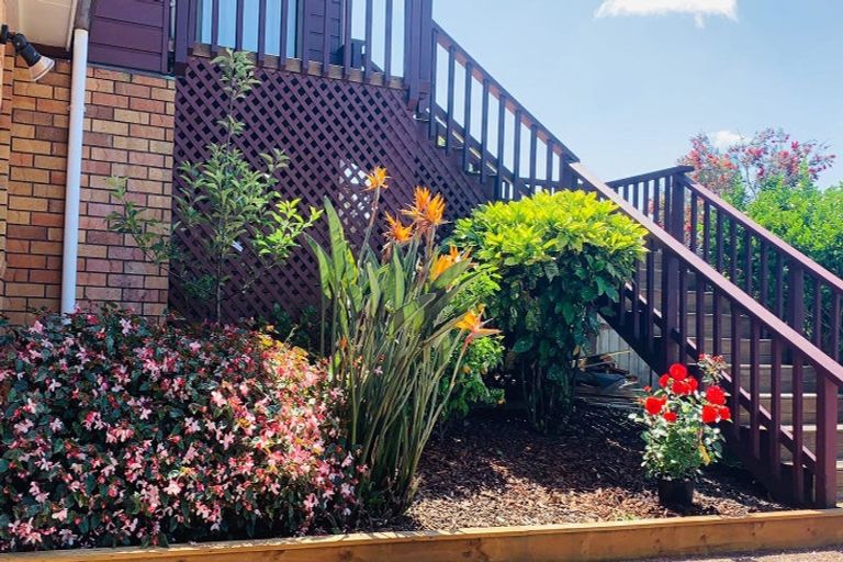 Photo of property in 92 Manhattan Heights, Glendene, Auckland, 0602