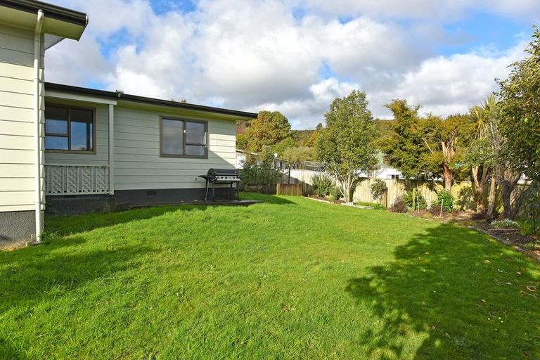 Photo of property in 5 Edelweiss Grove, Timberlea, Upper Hutt, 5018