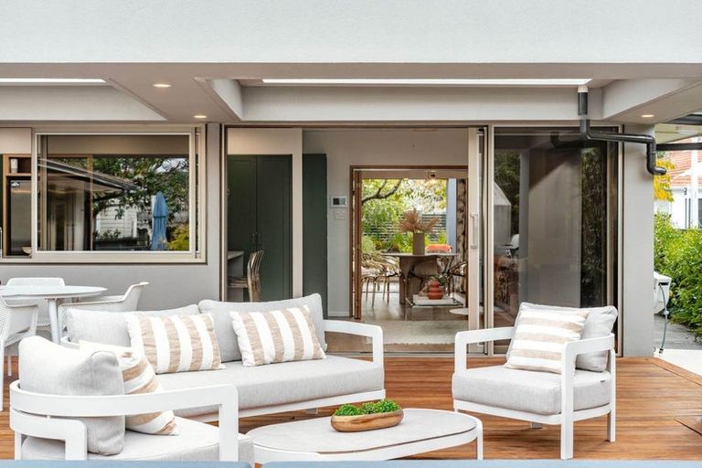 Photo of property in 18b Stratford Avenue, Milford, Auckland, 0620