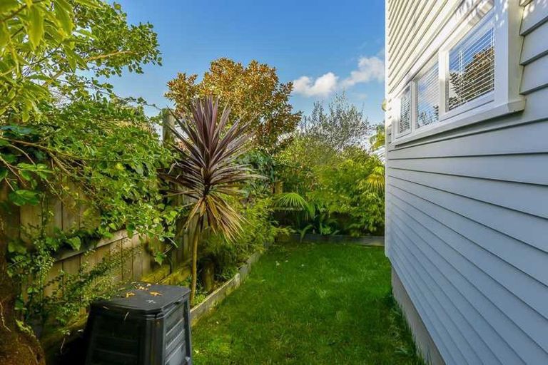Photo of property in 123a Hobsonville Road, West Harbour, Auckland, 0618