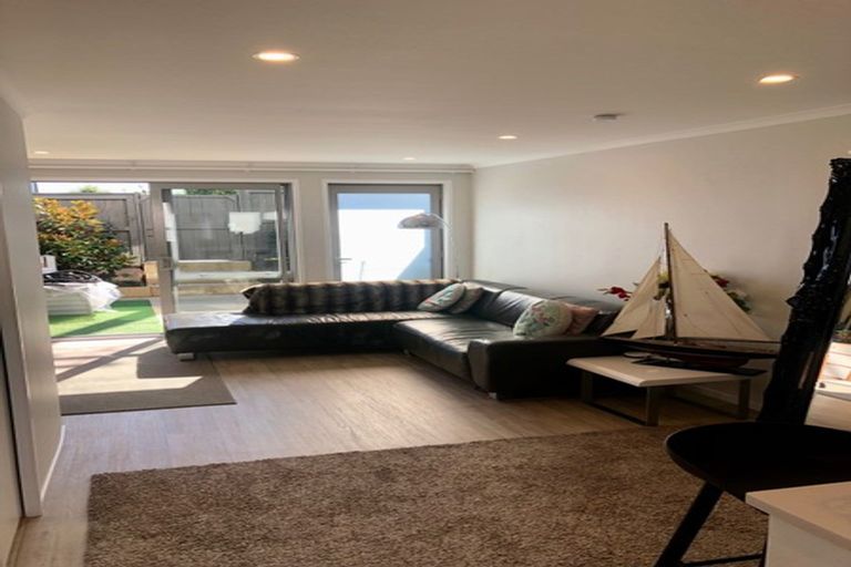 Photo of property in 1b Pavola Grove, Glenfield, Auckland, 0629