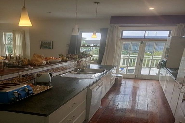 Photo of property in 56 Kelburn Parade, Kelburn, Wellington, 6012