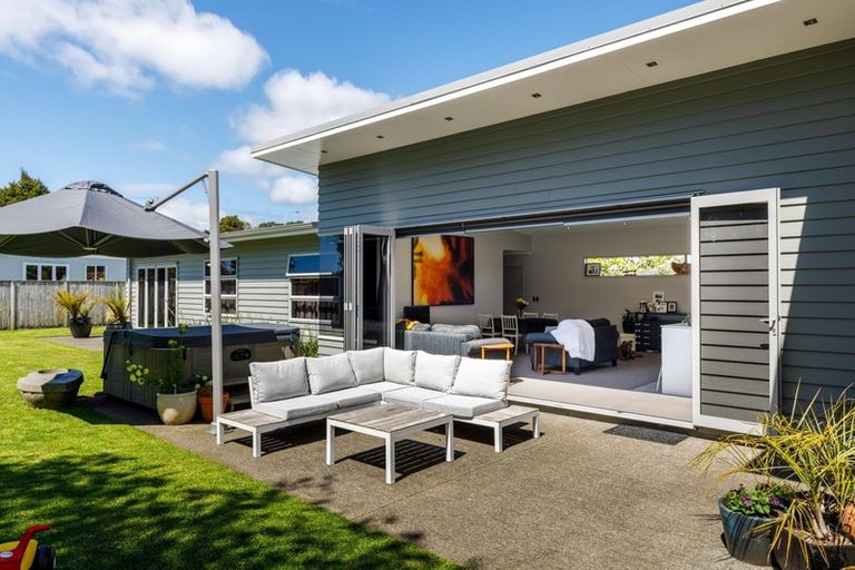 Photo of property in 4 Neve Place, Strandon, New Plymouth, 4312