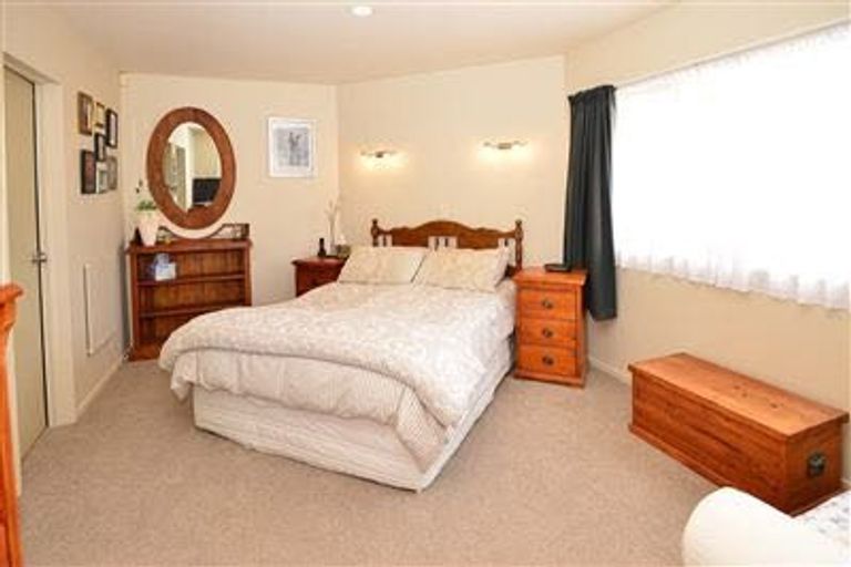Photo of property in 2 Tyrico Close, Unsworth Heights, Auckland, 0632