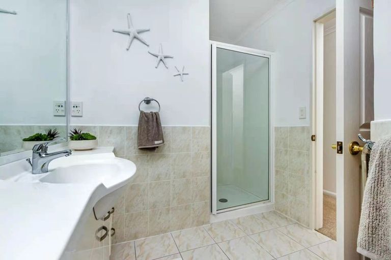 Photo of property in 18 St Clair Place, Browns Bay, Auckland, 0630