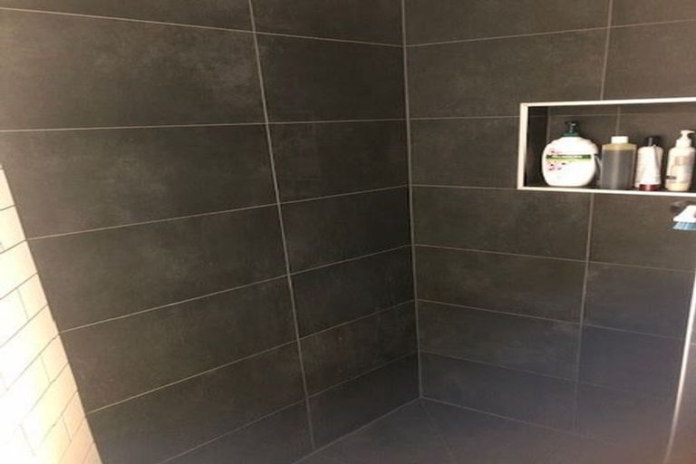 Photo of property in 16 Chapman Road, Te Atatu Peninsula, Auckland, 0610