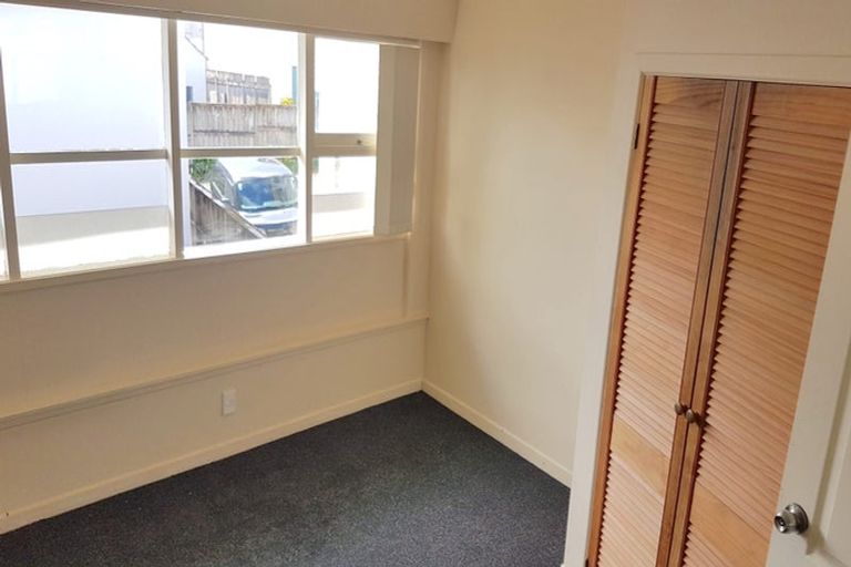 Photo of property in 204 East Coast Road, Forrest Hill, Auckland, 0620