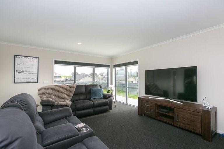 Photo of property in 126 Pohutukawa Place, Waiwhakaiho, New Plymouth, 4312