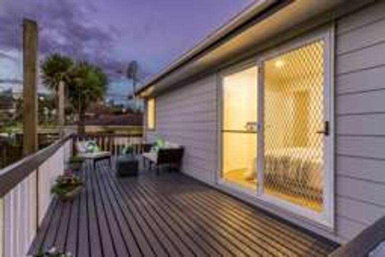 Photo of property in 17 Wanita Place, Totara Vale, Auckland, 0629