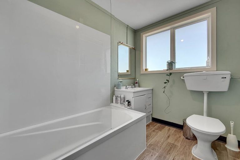 Photo of property in 5/102 Lyall Parade, Lyall Bay, Wellington, 6022