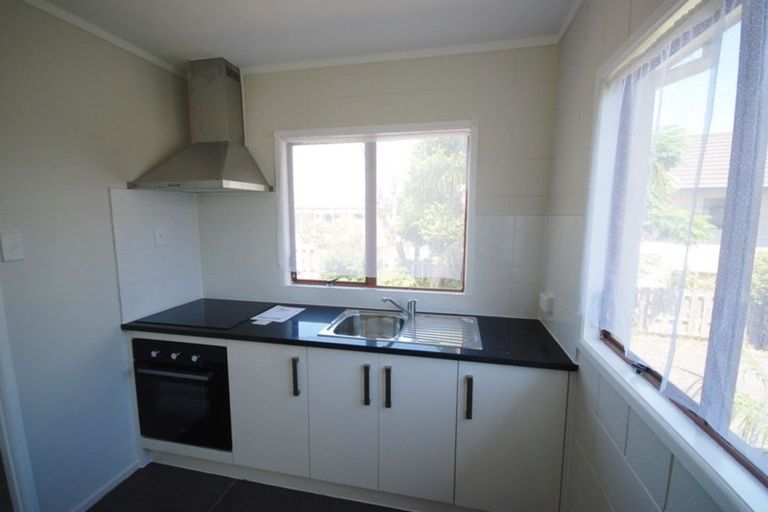 Photo of property in 2/16 Roberts Road, Glenfield, Auckland, 0629