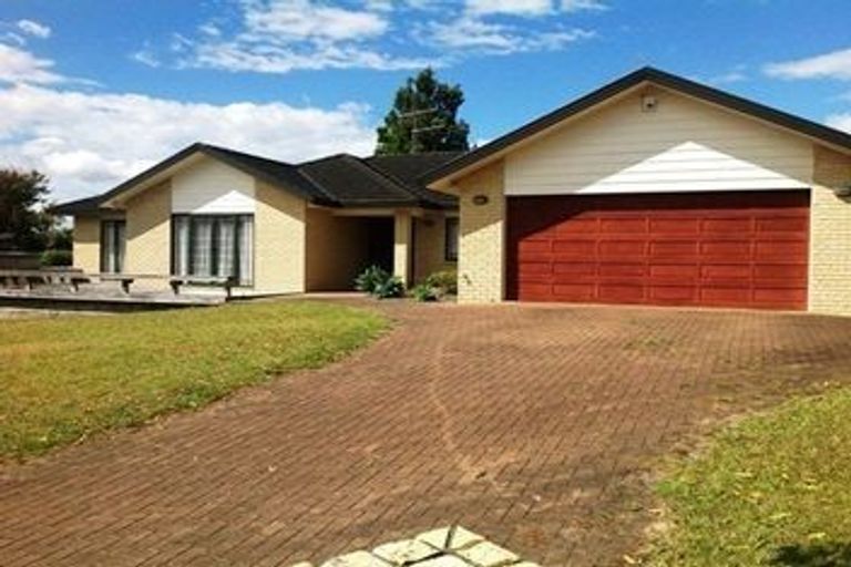 Photo of property in 17 Rosetti Rise, West Harbour, Auckland, 0618