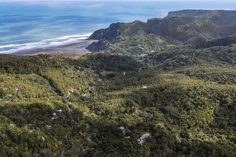 Photo of property in 62 Lone Kauri Road, Karekare, Auckland, 0772